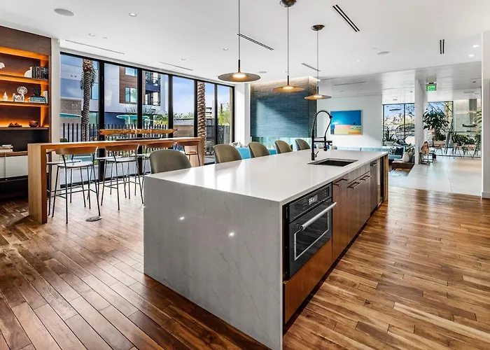 Escape To The Penthouse King Bed * Tempe